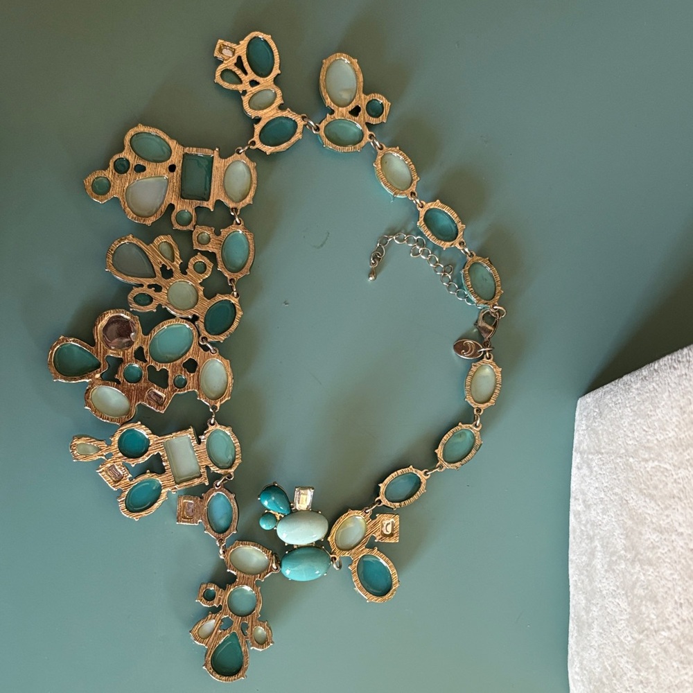 Charming Charlie Teal Aqua Statement Bib Necklace Gold Tone Crystal π - Picture 4 of 7